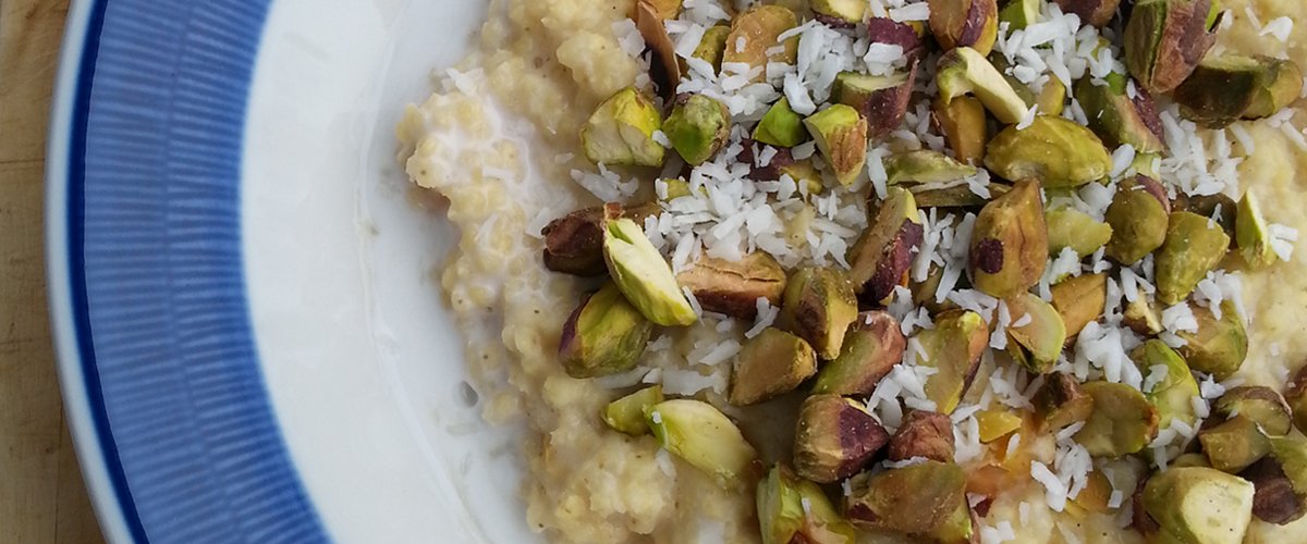 Hirsegrøt med kokos, pistasjnøtter og lønnesirup__1200x500.jpg