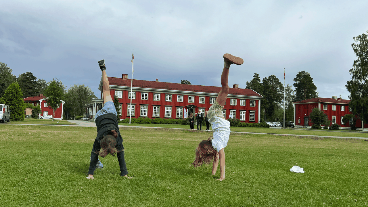 Elverum-jenter-som-slår-hjul.gif