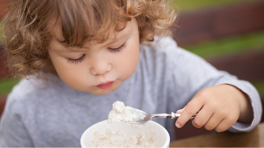 Cute-toddler-girl-having-breakfast.jpg