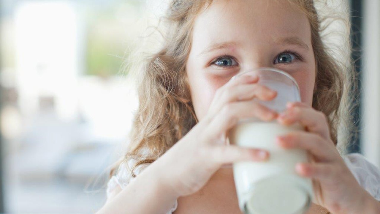 Girl-drinking-glass-of-milk-170510614_5121x3414-1-.jpg