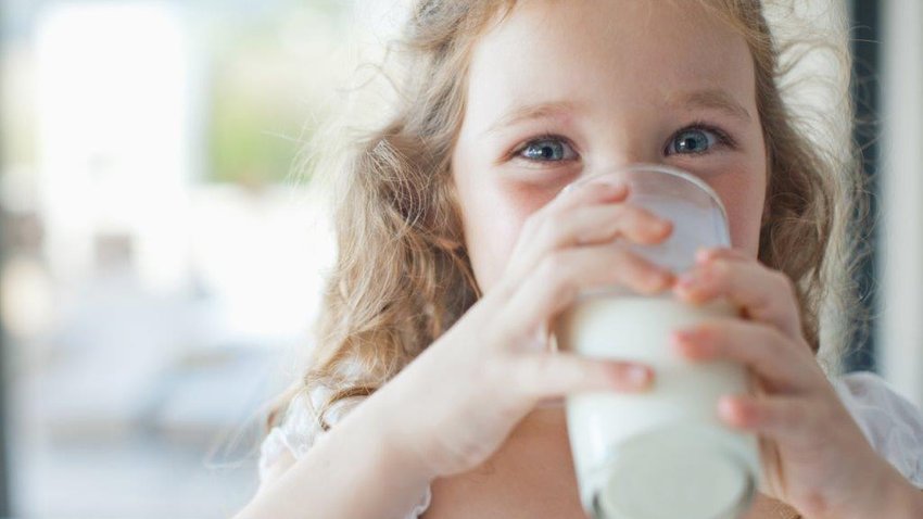 Girl-drinking-glass-of-milk-170510614_5121x3414-1-.jpg