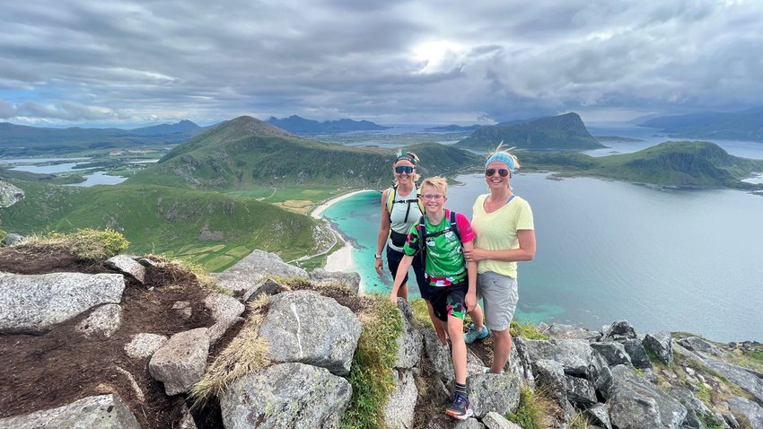 Mikkel-på-topptur-i-lofoten-med-Pia-og-Anette_1280x720.jpg