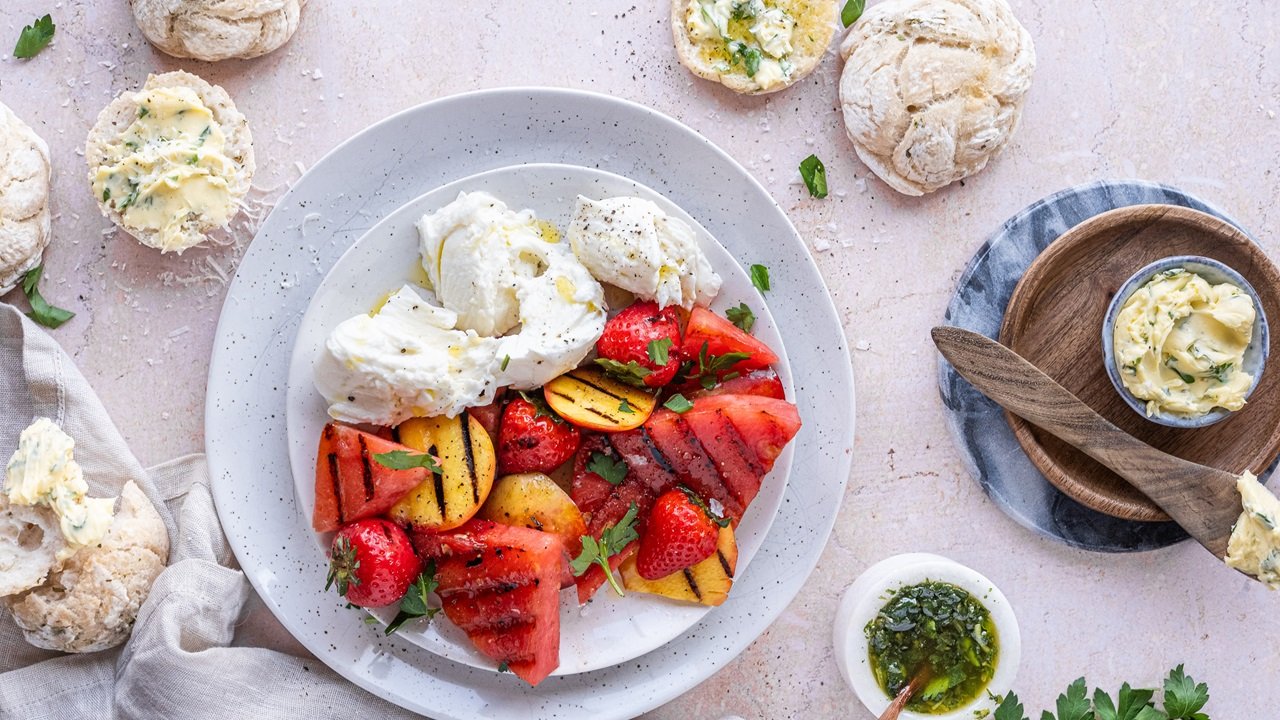 NY grillet Sommersalat med glutenfrie hvitløksbrød.jpg