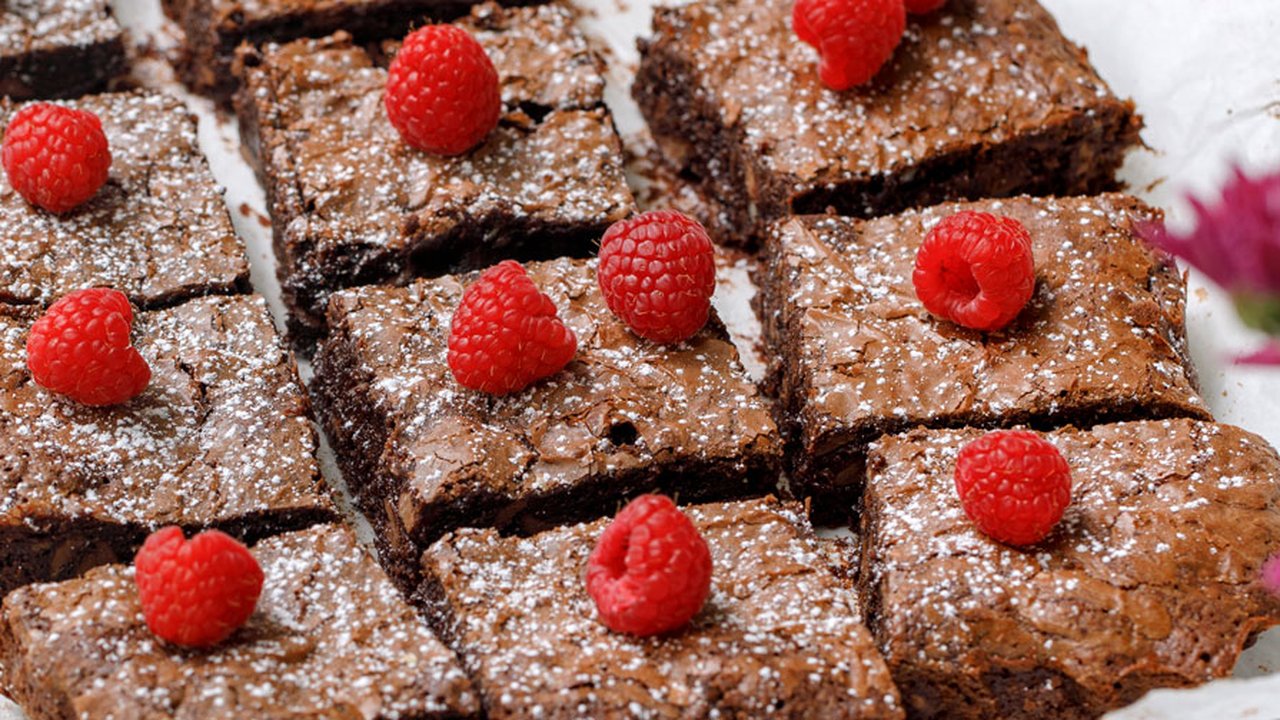 S-22-27-brownies-med-bringebær.jpg