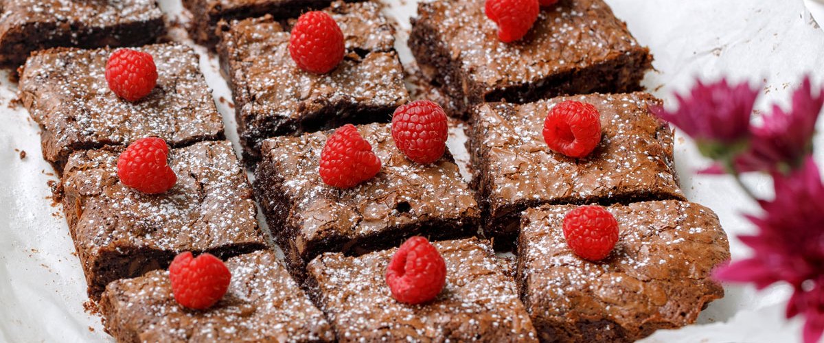 S-22-27-brownies-med-bringebær.jpg