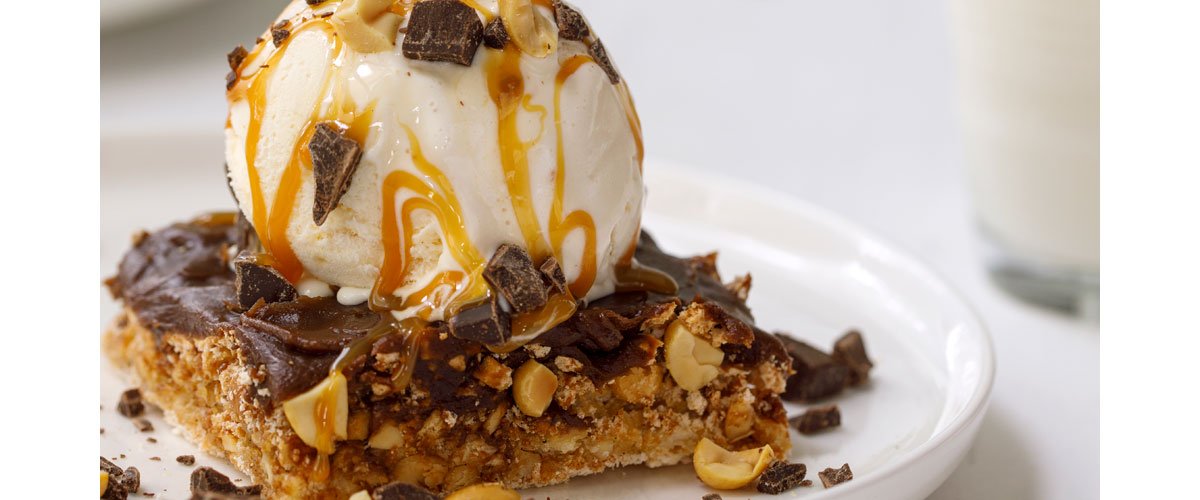 snickerskake-med-is-1200x500.jpg