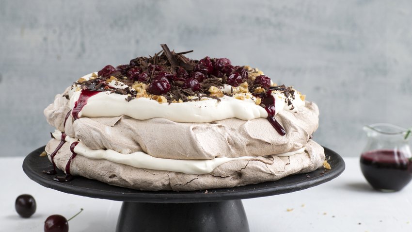 Dobbel pavlova med kirsebær.jpg