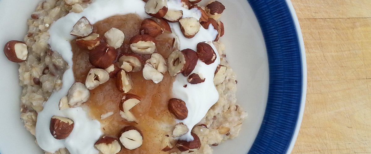 Havre- og quinoagrøt med yoghurt, eplemos og ristede hasselnøtter_4_1200x500.jpg