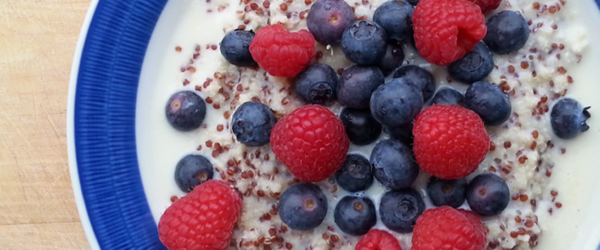 Hirse- og quinoagrøt med melk og friske bær_1200x500_2.jpg
