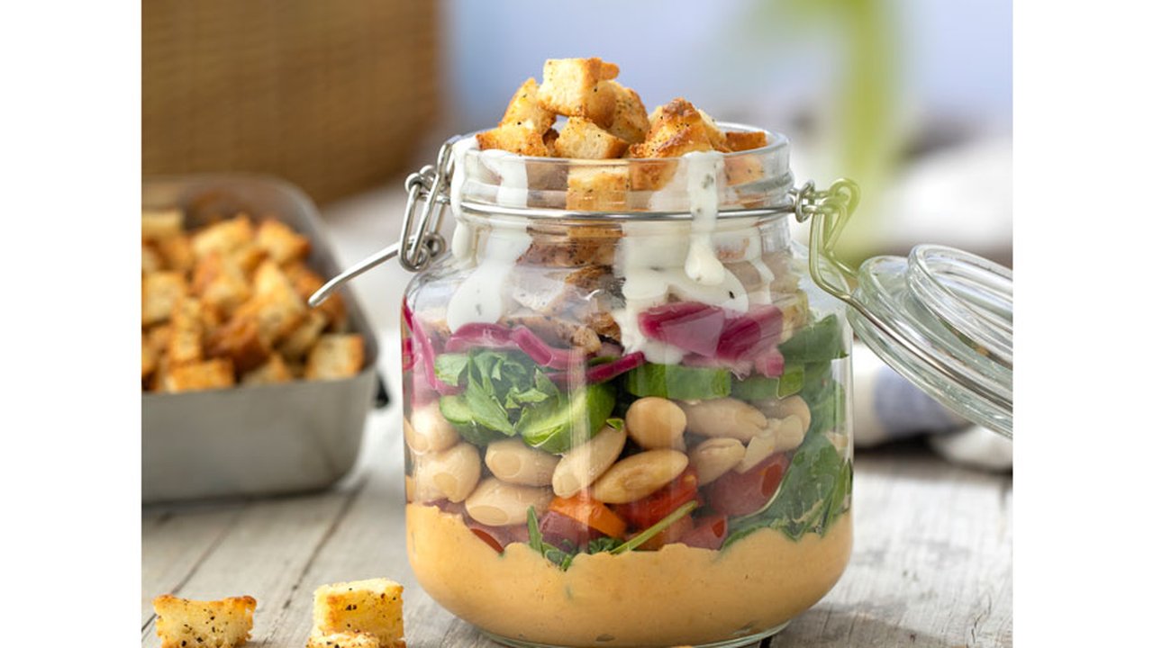 Kyllingsalat-med-krutonger-1200x500 (002).jpg