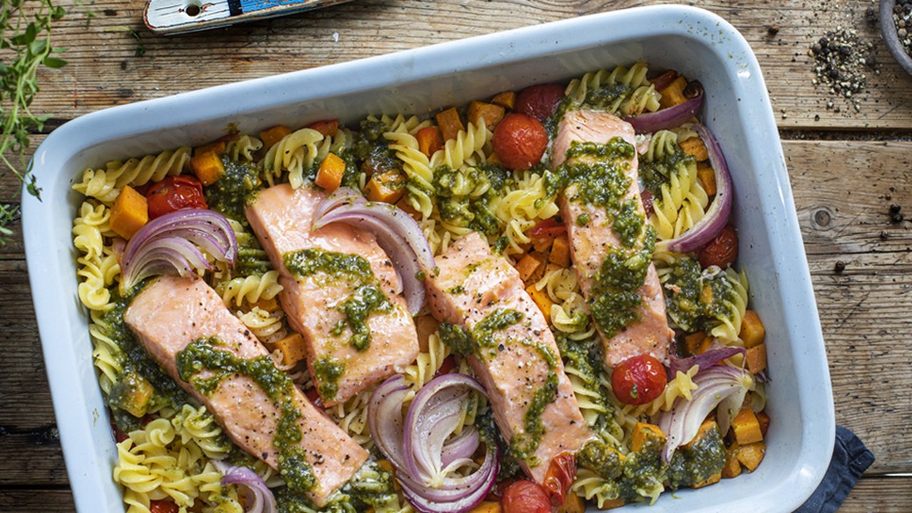 Lakseform med pesto og pasta_1200x500.jpg