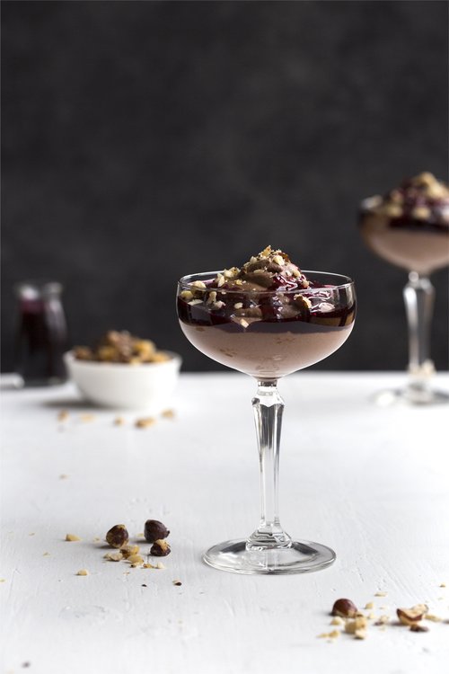 Mørk sjokolademousse med bjørnebærsirup.jpg