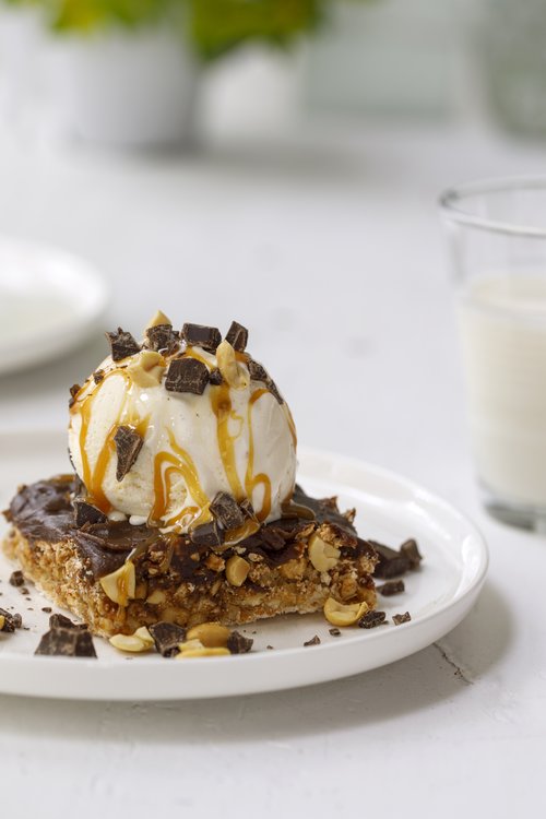 snickerskake-med-is-1200x500.jpg